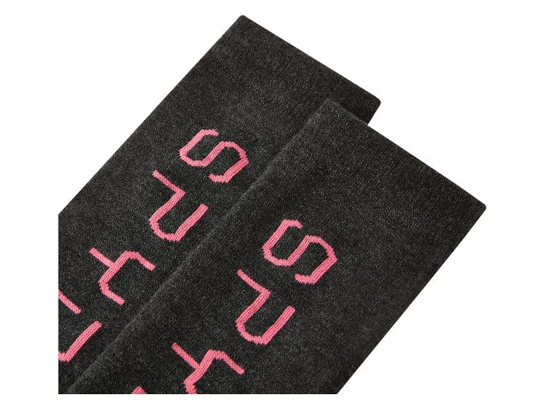 Schwarze Socken mit rosa Text