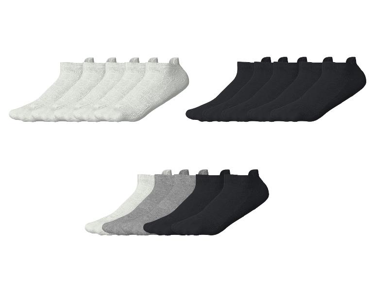 Drei Packungen Sneaker-Socken: weiße, schwarze und mehrfarbige (weiß, grau, schwarz).