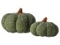 Zwei dekorative Kürbisse aus olivgrünem Filz.