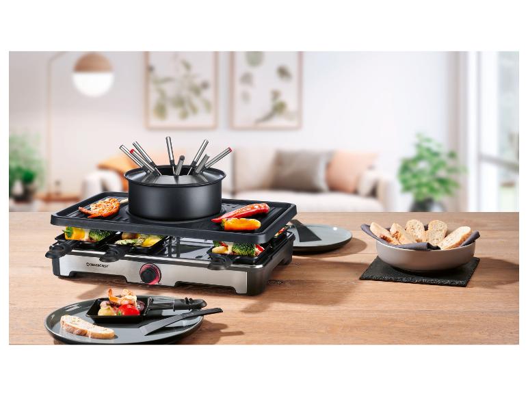 Raclette-Grill mit Fondue-Topf, Garnelen, Gemüse und Brot auf einem Holztisch.