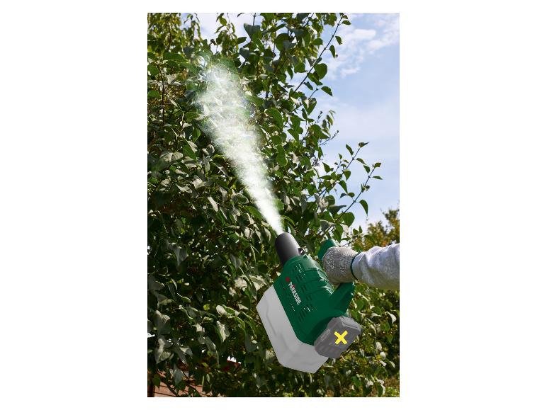 Person benutzt ein Akku-Sprühgerät zur Baumpflege