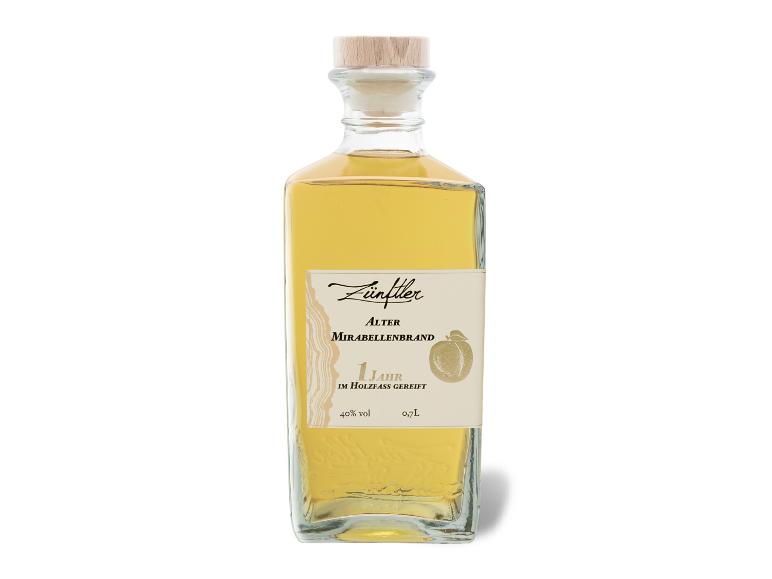 Flasche goldener Obstbrand mit Etikett „1 Jahr im Holzfass gereift“.