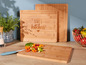 Drei Bambus-Schneidebretter, eines mit der Aufschrift 'Happy kitchen'.