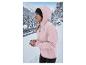 Frau in rosa CRIVIT Thermo-Softshelljacke und Mütze in verschneiter Berglandschaft.