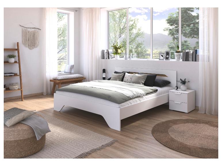 Helles Schlafzimmer mit weißem Bett, Nachttisch, Holzregal und Fensterbank.