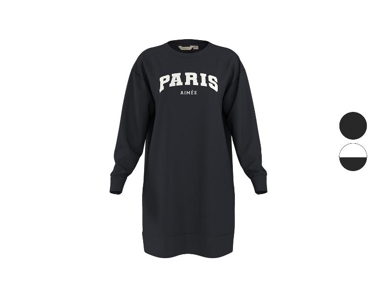 Dunkelblaues Langarmkleid mit weißem „PARIS AIMÉE“-Schriftzug auf der Brust.