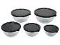Set aus fünf transparenten Schüsseln mit schwarzen Deckeln