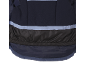 Nahaufnahme der Innenseite einer dunkelblauen Jacke mit hellblauem Reflexstreifen.