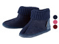 Zwei Paar blaue Wollpantoffeln mit Strickbündchen.