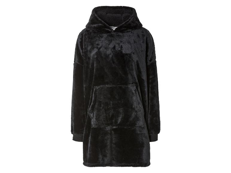 Ein schwarzer Hoodie in Oversize-Passform, perfekt für gemütliche Stunden auf der Couch.