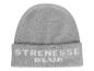 Graue Mütze mit dem Schriftzug „STRENESSE BLUE“.