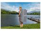 Hydro Force Paddleboard wird an einem See transportiert.