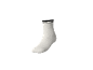 Weißer, halbhoher Socken mit schwarzen Streifen am Bündchen.