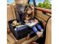 Kind im Kindersitz malt auf Reisetisch, mit Auto-Organizer daneben.