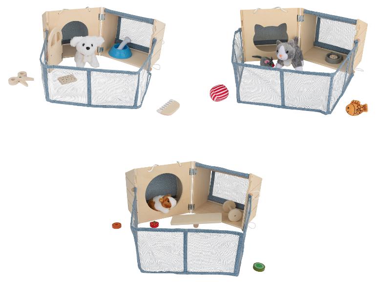 Drei Spielzeugsets mit Tierhäusern und Zubehör für Hund, Katze und Meerschweinchen.