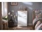 Moderne weiße Kommode in einem gemütlichen Schlafzimmer.