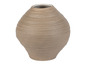 Eine braune Keramikvase mit geripptem Design.