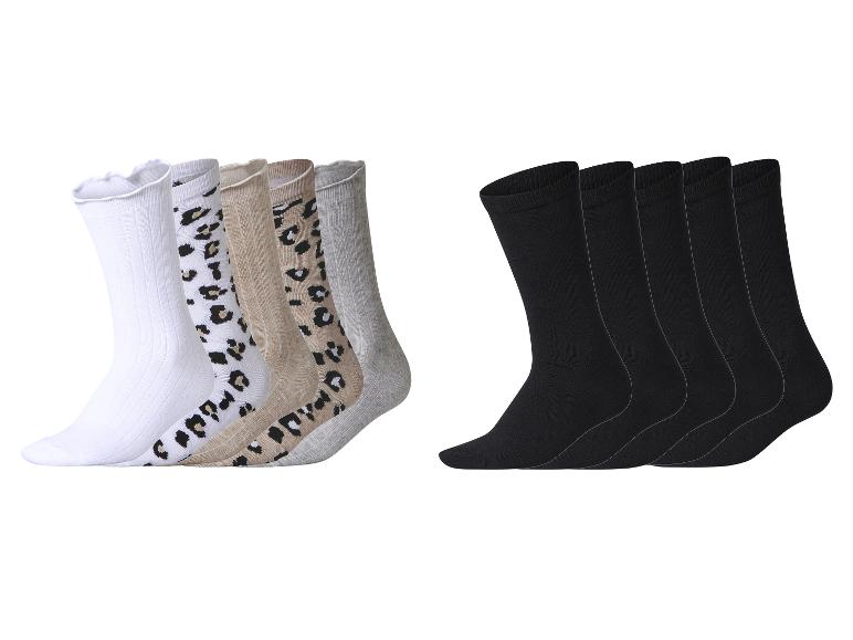 Ein Set aus fünf Paar schwarzen Socken und fünf Paar gemusterten und einfarbigen Socken.