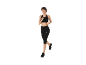 Frau in schwarzer Sportkleidung, Sport-BH und Capri-Leggings, beim Laufen.