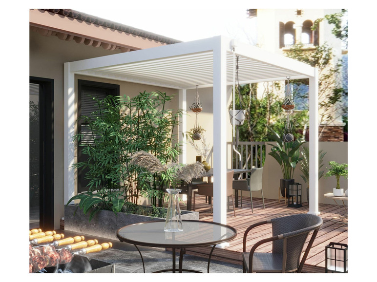 Eine weiße Pergola mit Esstisch, Stühlen und Grill in einem Garten.