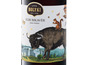 Eine Flasche Egri Bikavér Rotwein mit einer Illustration eines Stiers, eines Eichhörnchens und eines Heißluftballons.