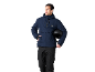 Mann in dunkelblauer Skijacke und schwarzer Hose, hält einen schwarzen Helm.