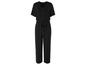 Ein schwarzer Jumpsuit mit kurzen Ärmeln und Gürtel.