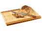 Geschnittenes Mehrkornbrot, Messer und Bambusschneidebrett.