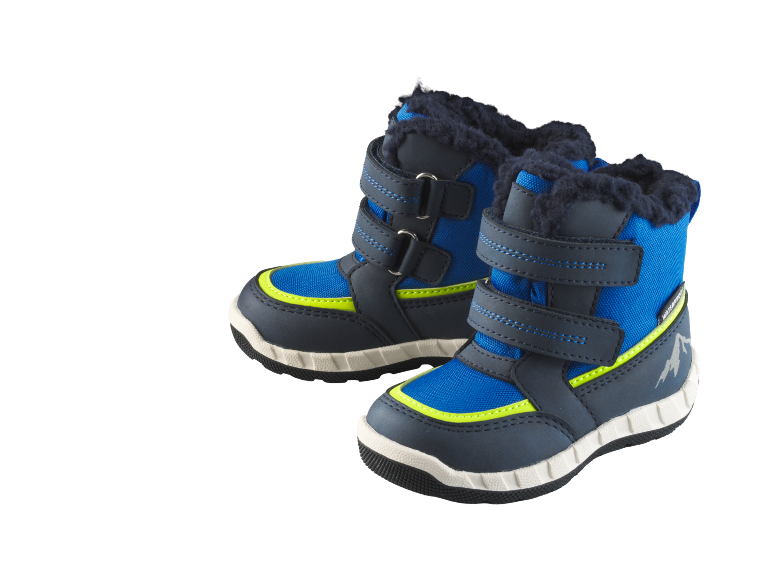 Ein Paar blau-graue Kinder-Winterstiefel mit neongelben Akzenten und dem Schriftzug „WATERPROOF“.