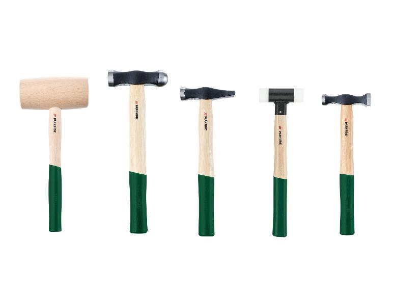 Fünf Hämmer und Holzschlegel aus Holz und Metall, mit Holz- und grünen Griffen