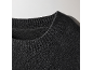 Detail des Rundhalsausschnitts eines schwarzen Strickpullovers.