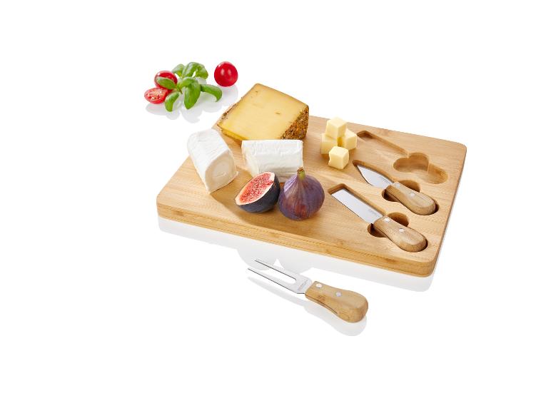 Bambus-Käsebrett mit Käse, Feigen und Messern.