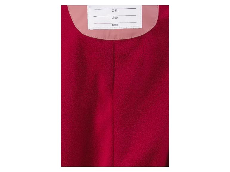 Rote Fleecejacke mit rosa Kragen und weißem Etikett mit drei Zeilen für Name und Telefonnummer.