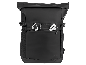 Schwarzer Rucksack mit weißen Kopfhörern und einem Ladekabel, die aus der Vordertasche ragen.