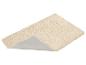 Cremefarbene Badematte mit rutschfester Unterseite, diagonal liegend.
