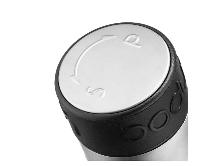 Nahaufnahme eines Bodum Reisebecherdeckels mit 'S'- und 'P'-Markierungen