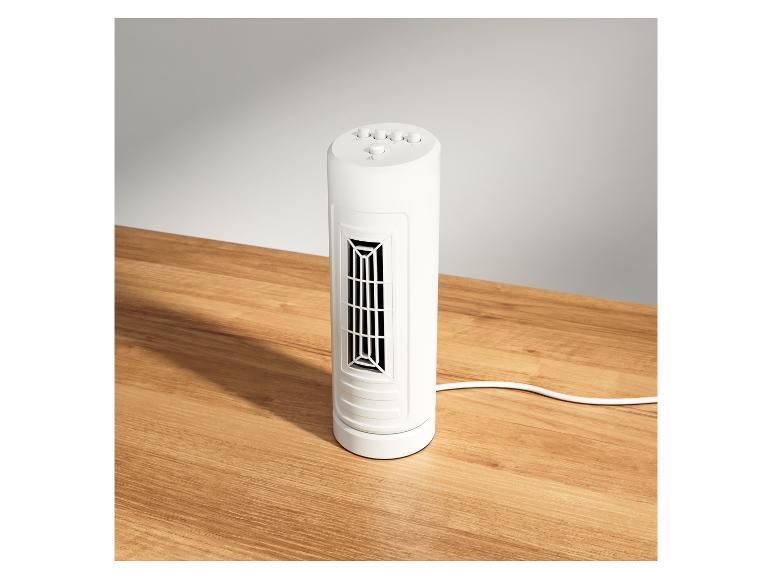 Weißer kleiner Ventilator und Heizlüfter auf Holztisch.