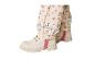 Cremefarbene Stiefel und Hose mit Blumenmuster und Reflektorstreifen.