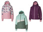 Drei Winterjacken mit Kapuze, eine mit rosafarbenem Camouflage-Muster, eine mintgrün und eine lila.