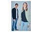 Mann und Frau in Jeans und bedruckten Sportjacken