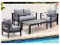Vierteiliges Outdoor-Möbelset mit Sofa, zwei Sesseln und Couchtisch am Pool.
