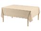 Hellbeige Tischdecke auf einem Holztisch mit Holzbeinen.