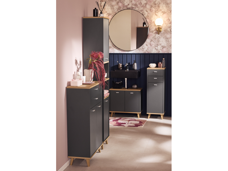 Badezimmer mit dunkelgrauen Schränken und Holzdetails, einer rosa Wand und Blumentapete.