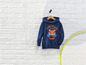 Ein blauer Hoodie mit einem Tigerdruck und dem Schriftzug 'Long Island Tigers'.