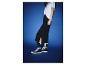 Frau in weißem T-Shirt, schwarzer Hose und High-Top-Sneakern vor blauem Hintergrund.