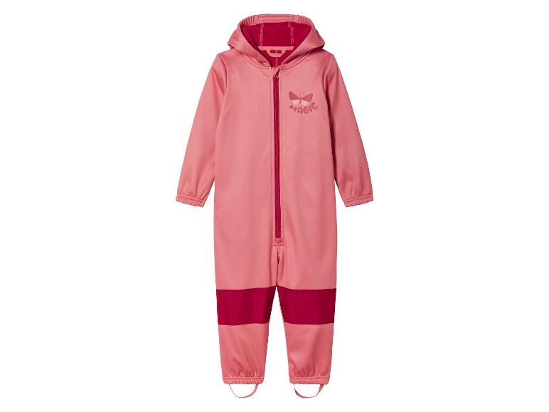 Ein rosafarbener Overall mit Kapuze für Kinder, mit einem Schmetterlingsdruck und dem Wort 'Magic'.