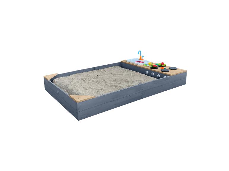 Grauer Holzsandkasten mit integrierter Matschküche und Spielzubehör.