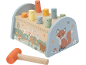 Holz-Hammerspielzeug mit Waldmotiv und orangefarbenem Hammer.