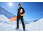 Mann in Snowboardjacke und -hose, Helm, Brille, hält Snowboard vor verschneiter Bergkulisse.