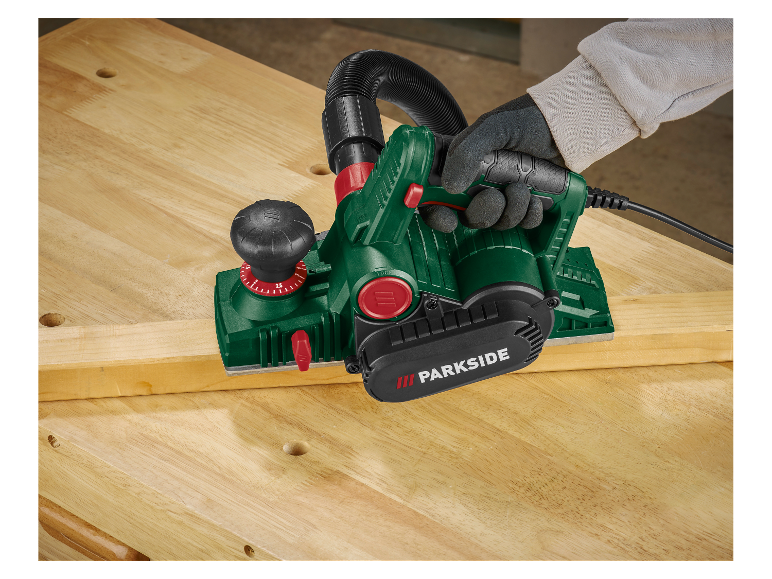 Ein Tischler verwendet einen Parkside Hobel, um Holz zu bearbeiten.